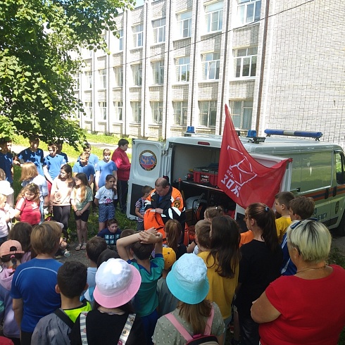 Безопасные каникулы: спасатели РОССОЮЗСПАСа провели профилактическое занятие в школе № 24 города Владимира 